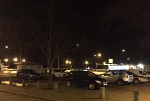 2017-03-29 Sid 13/15 Nummer 13 - Rosvikstorg Trasig belysning på utsidan av toaletten. Mörk öppen plats med en nedgången allmän toalett. Åtgärda belysning utanför den allmänna toaletten.