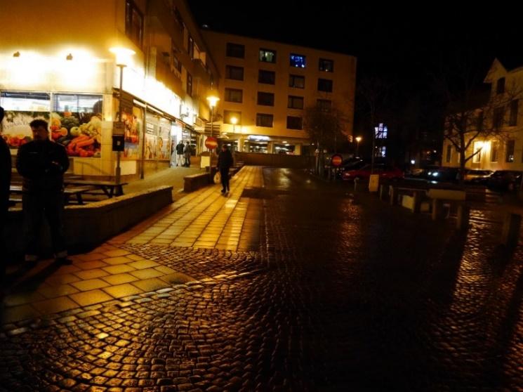 2017-03-29 Sid 5/15 Nummer 2.1 - Kungstorget Problem med att bilar parkerar på trottoaren i höjd med jourlivsbutiken på Kungstorget.