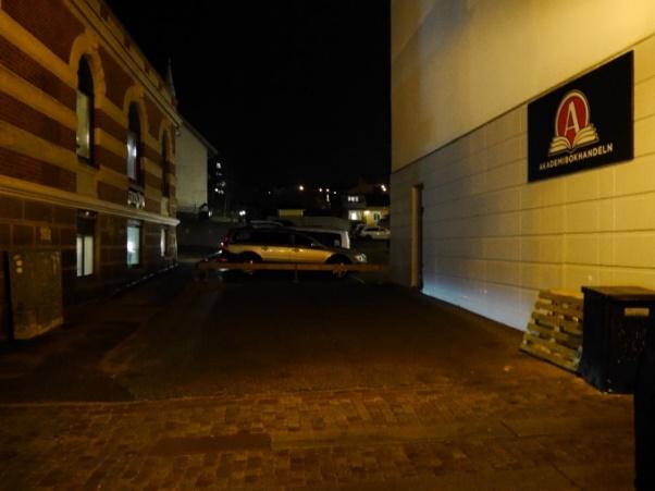 2017-03-29 Sid 7/15 Nummer 3 - Kungstorget På Kungstorget finns det stora stenblock i gatan som blir mycket hala på vintern.