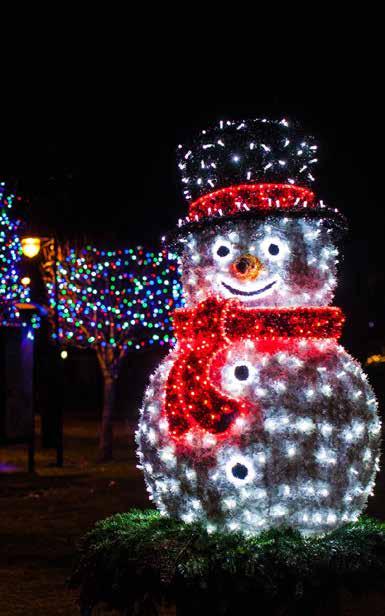 SNOWMAN Tredimensionell stor snögubbe med stomme av aluminium klädd med PVC och LED ropelight samt miniatyrlampa LED på