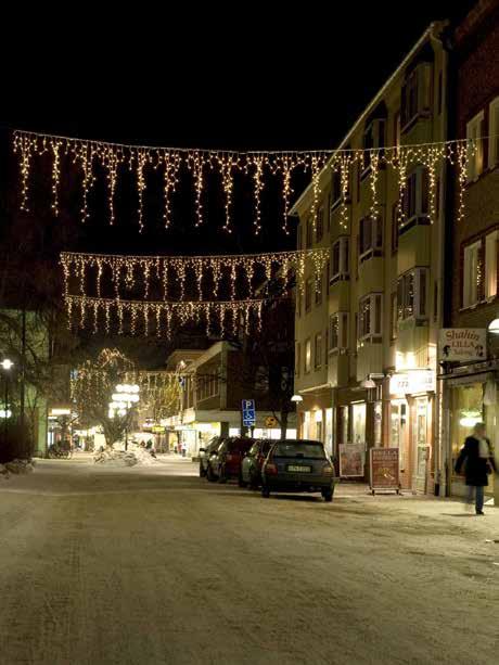 ICICLESLINGOR Icicleslingor Icicleslingan är en enkel men mycket dekorativ slinga för både gator och fasader. Kopplas enkelt samman till önskad längd. För utomhusbruk. 230V 5m LED.ICFLRS.