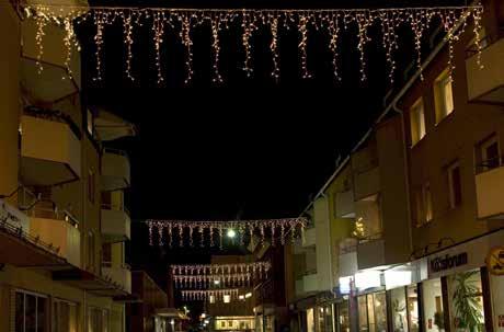 30 Icicleslinga med gummikabel 230V IP65 Längd: 1 m Höjd: 0,5 m Antal LED: 30 st Antal nedfall: 9 st Förbrukning: 2,7W Max per anslutning: 30 st BL Kabelfärg: LED.ICFLRS.