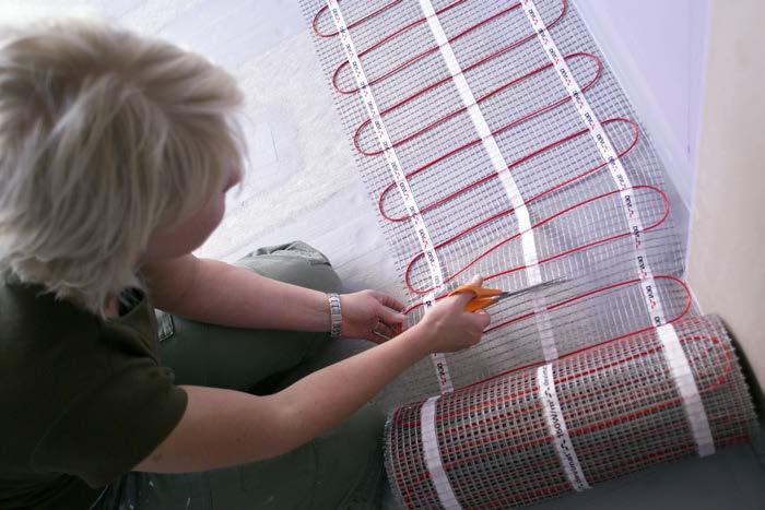 DEVImat 100T (DTIF) är godkänd för förläggning direkt på brännbart material. Mattan ska appliceras på primat underlag och spacklas sedan enligt bruktillverkarens anvisningar.