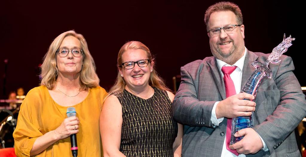Statssekreterare Agneta Karlsson delar ut utmärkelsen SveaPriset 2017 till Veronica Larsson och Lennart Höckert