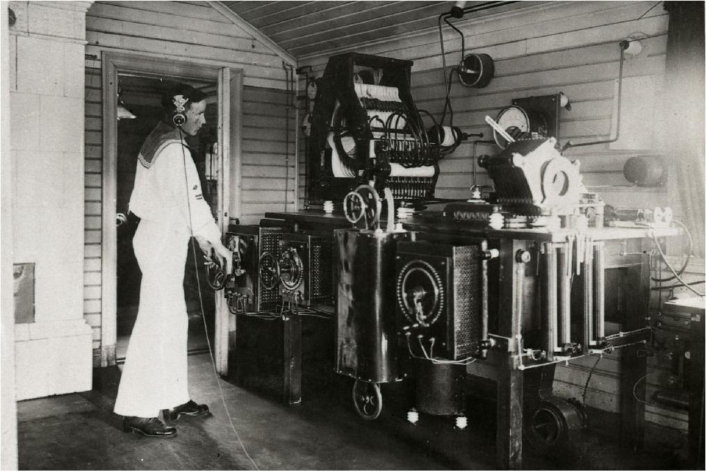 Radion kommer till Sverige På 1860-talet publicerade James Clerk Maxwell sin teori om elektromagnetiska vågor vilka bekräftades experimentellt av Heinrich Hertz tio år senare; de sågs då av fysiker