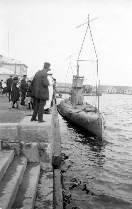 Guglielmo Marconi, en ingenjör och entreprenör av italiensk-irisk härstamning och av alla kallad radions fader, var den förste att inse att här fanns en teknik för att kommunicera trådlöst.