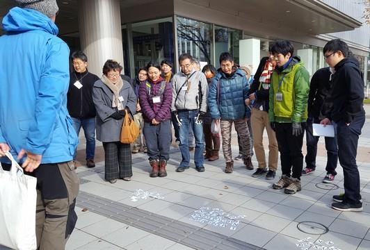 I handledningarna finns även fler exempel på olika utomhusaktiviteter lärarna själva kan göra med sina elever inom respektive tema. Foto från Takino Naturskola utanför Sapporo.