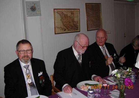 SL jubileumsgåva diskuterades och logen beslutade att av kapitalet förskottera pengarna till SL. K, Peter Olofsson, tog i sin punkt upp Vad är en veteran.