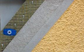 Putsskiktet är en riktig tjockputs av glasfiberförstärkt putsbruk som ger en stark och oöm fasad. Systemet ytbehandlas med ädelputs, alternativt ytputs eller fasadfärg.