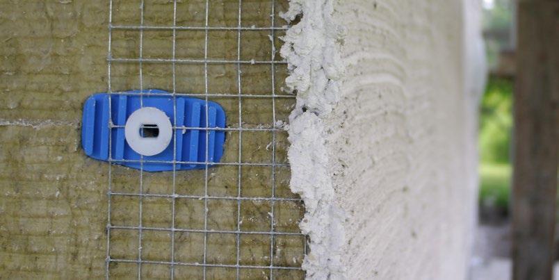 Iso-Plus består av bullerdämpande, vattenavvisande och icke brännbar mineralull med två lager fiberförstärkt putsbruk. Systemet ytbehandlas med ädelputs, alternativt ytputs eller fasadfärg.