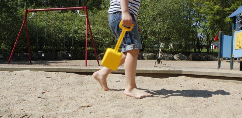 Sand Sandlådesand Naturfuktig natursand särskilt avsedd för bruk i sandlådor. Bakbar. Halksand Material för halkbekämpning av gångar, uppfarter etc.