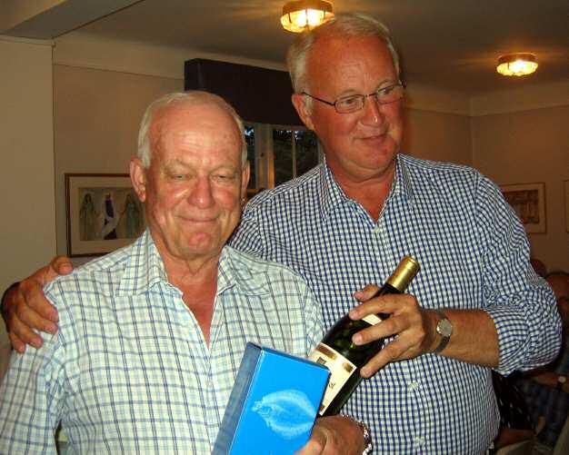 sommarmiddag: sill, färskpotäter, bröd och ost och därtill ett
