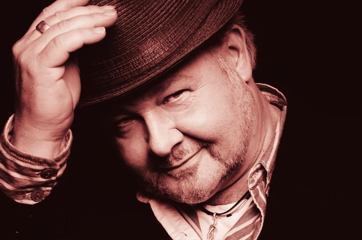 Peter är en sångare som delvis har sina rötter i 60- och 70-talsmusiken. Men han kan också definitivt behandla jazzens språk.