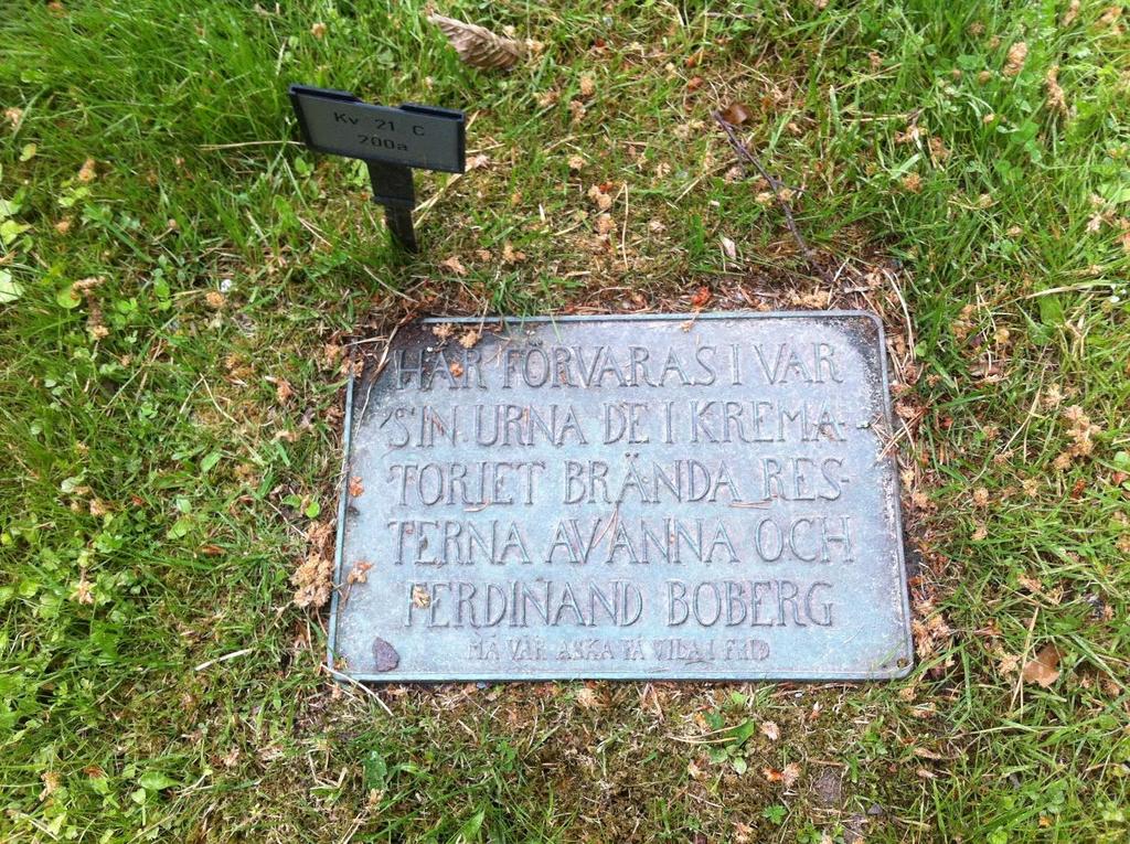 HÄR FÖRVARAS I VAR SIN URNA DE I KREMATORIET BRÄNDA RESTERNA AV ANNA OCH FERDINAND BOBERG Ett sparsmakat statement av två av sekelskiftets främsta svenska formgivare. Foto av författaren.