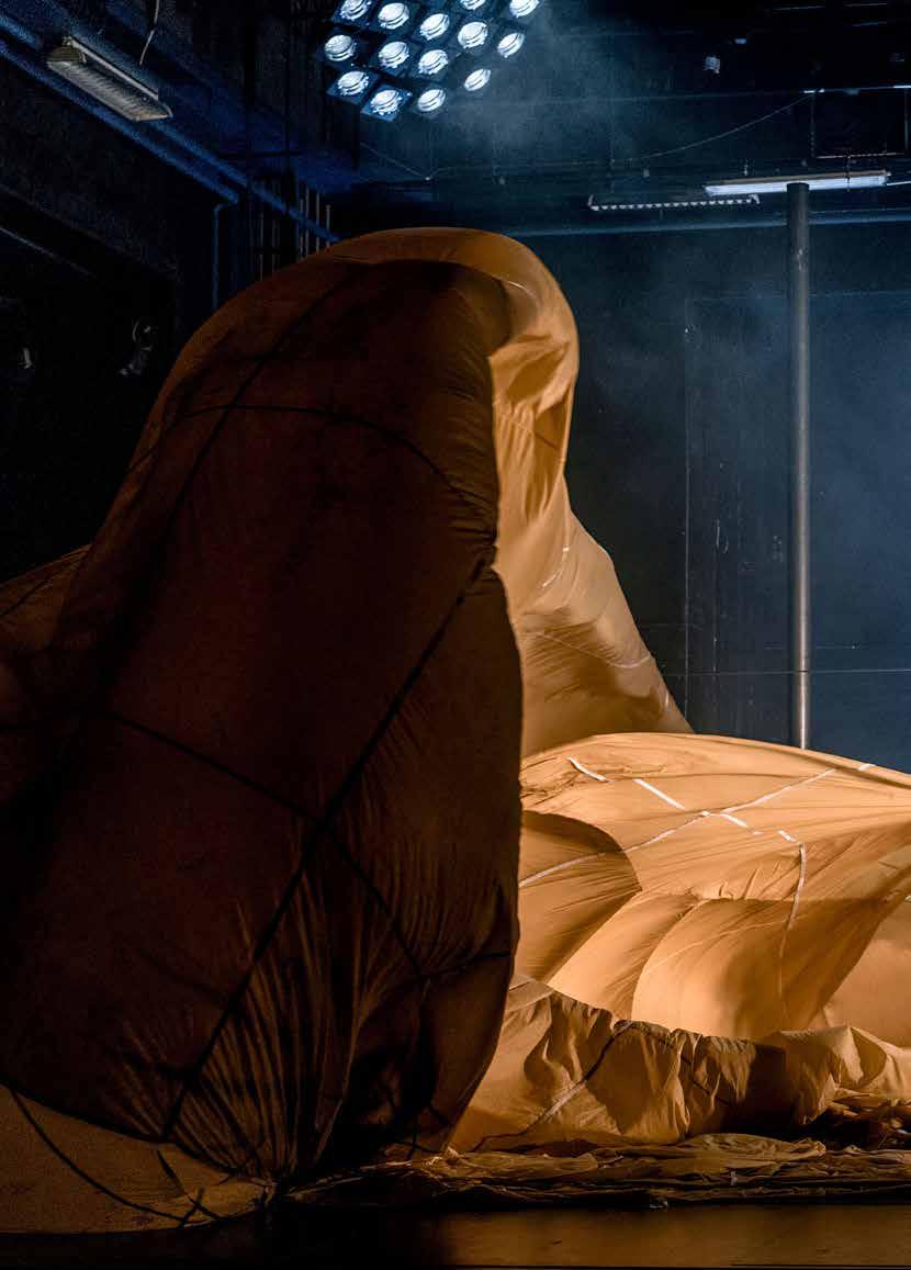 UNDER SAMPRODUKTION MED VÄSTMANLANDS TEATER Under - om människa mot väder är den avslutande delen i Olle Strandbergs trilogi om livsförändringar och kraschlandningar, något Olle tidigare utforskat i