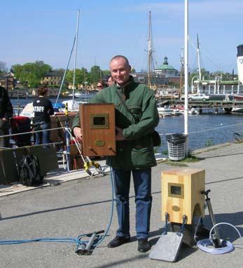öppen trähjälm med handpump som konstruerats med utgångspunkt från