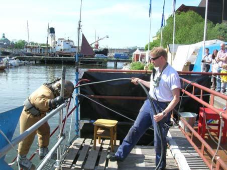 Hjälte och Hans Agerstig tungdykning inför tusentals passerande besökare vid Skärgårdsmässan.