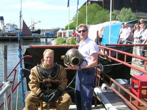 Både unga och gamla ur publiken gjorde skäl för sina godisklubbor som delades ut till alla pumpare.