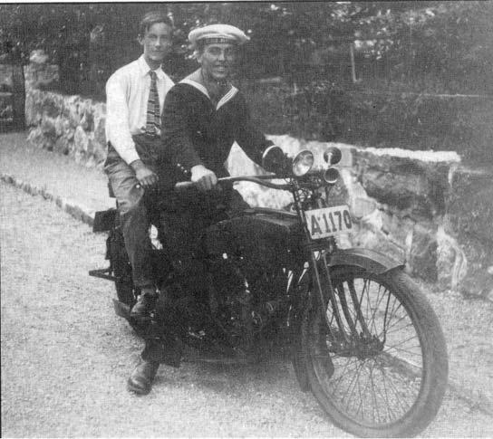Här ser ni Arne, 16 år gammal, sittande bakom sin äldre broder Olof på en 1100 kubik Reading Standard motorcykel från 1921