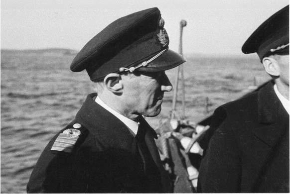 Här ser ni Arnes far ombord på flottans bärgningsfartyg Belos vid tiden för hydrogendykningarna med hatten på sig.