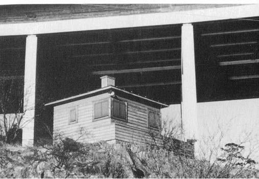 Huset hade byggts för brovaktaren under den tid som den gamla bron bestod av pontoner som måste öppnas och stängas för bil- och sjötrafiken. Huset var i gott skick och var relativt nära pojkarnas hem.