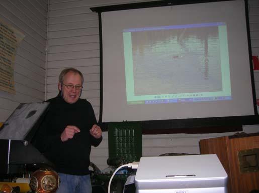 På bilden ovan till höger ser vi Jean Finnberg som visade och föreläste om den trähjälm man som ett skolprojekt tillverkat efter förlaga i tidningen Teknik för Alla från 1945.