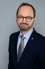 I stället testas körförmågan för dem med brister i synfältet vid praktiska uppkörningsprov över hela landet, upplyser Staffan Danielsson samtidigt som han i sin interpellation hänvisar till en