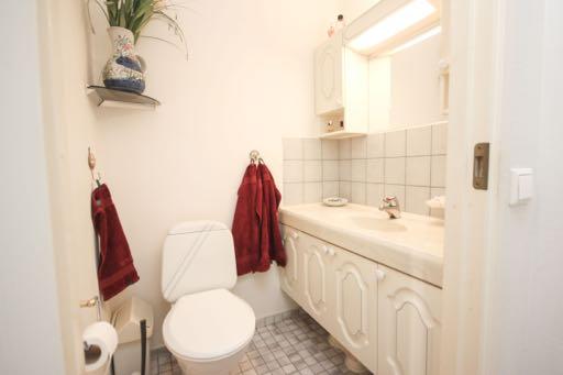 och mikro (Electrolux, 2010). Fönster i öster och söder så du ser när dina gäster kommer. Klinker på golv i ljus beige ton, tapetserade väggar, ljust kakel ovan bänk och dimbara spotlights i tak.