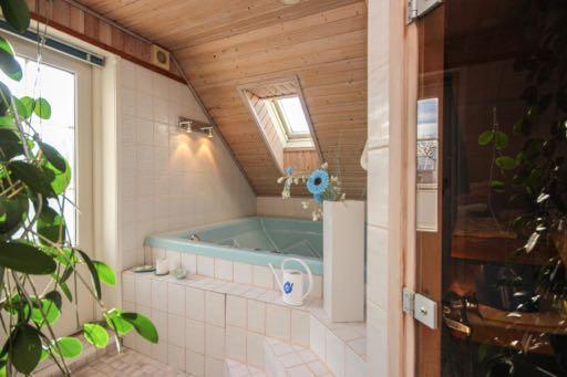 Duschhörna med två blandare gör att två personer kan duscha samtidigt. I rummet finns en härlig pool av märket Jacuzzi.