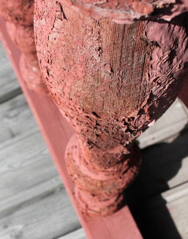 Genomförda åtgärder Restaureringen innebar att befintlig plastfärg skrapades bort. Balusterräcket, kryssträvor samt stolpar tjärades.