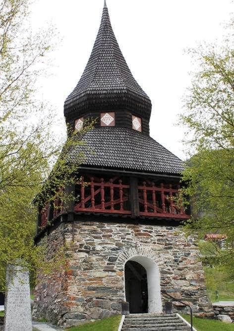 mest troliga på detta lager var tjära med pigmentet Falu (ljus) rödfärg. Det understa lagret på balusterräcket visade även tjära och det beslutades att tjära även skulle användas nu.