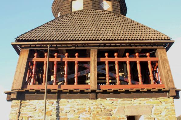 Lagningar sida för sida För varje sida på klockstapel skrivs vilka balusterdockor som är utbytta samt vilka lagningar på grund av rötskador som gjordes.