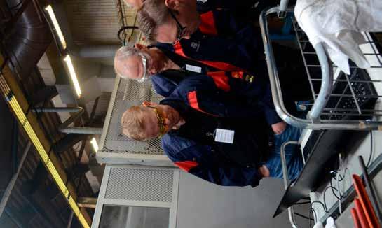 TEKNIK Nyfikenheten var stor vid en träff hos Husqvarna där olika släppmedelstekniker presenterades. Här studeras bilder från värmekamera.