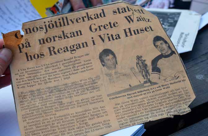 GJUTNA KOMPONENTER Artikel från Värnamo Nyheter som handlar om statyn i Vita huset. smälta i den sista sandformen och tar av sig skyddskläderna.