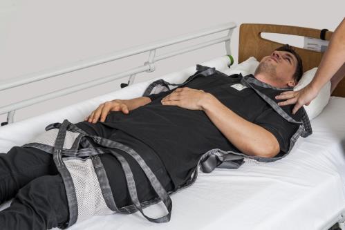Använd vändfunktionen hos TurnAid T2/T3 för att vända patienten på rygg igen. Bild 6.5.3 Vändning tillbaka till ryggläge Dra fram remmarna på motsatt sida.