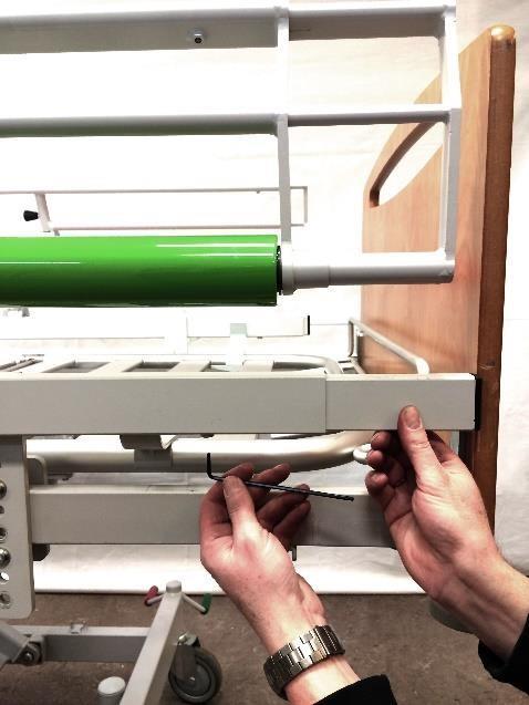 ovansida, och det är minst 22 cm från madrassens yta till sänggrindens