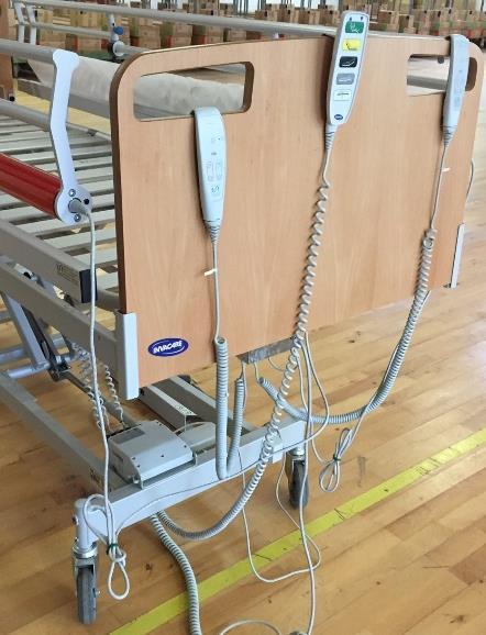 Led strömkablarna till styrenheten så att de inte kommer i kläm.