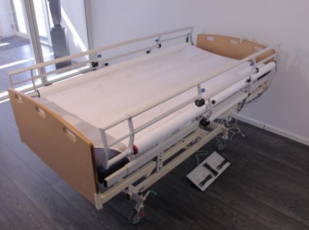 Räta ut eventuella veck genom att rulla lakanet sträckt fram och