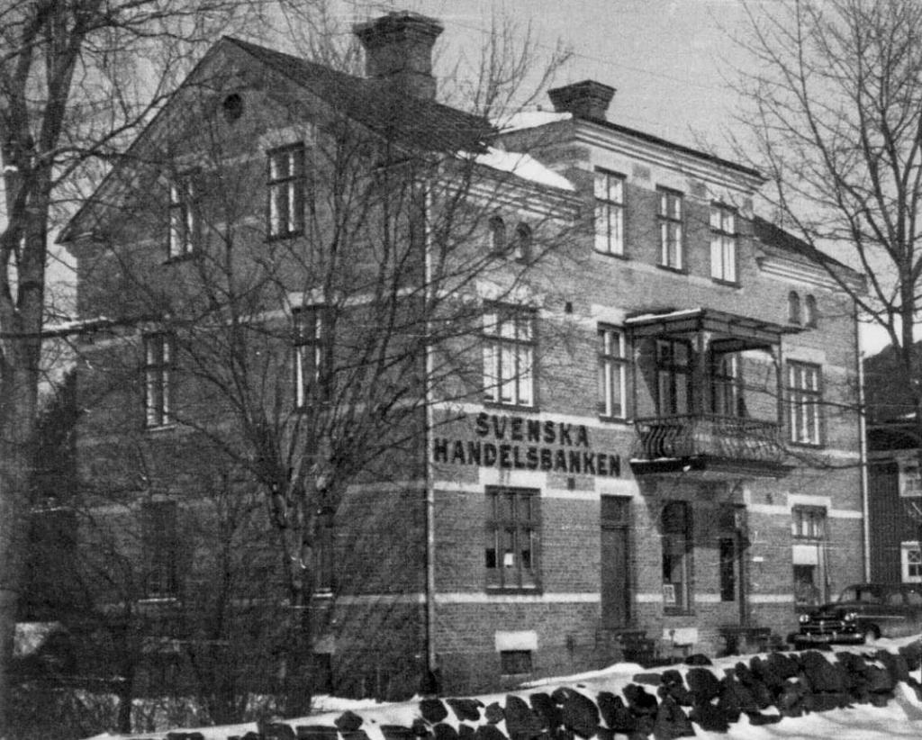 Finnerödjas banker Finnerödjas första bank År 1901 köpte köpman Olof Andersson en tomt snett emot järnvägsstationen (nuvarande Stationsgatan 4) och byggde där en stor fastighet i tegel.