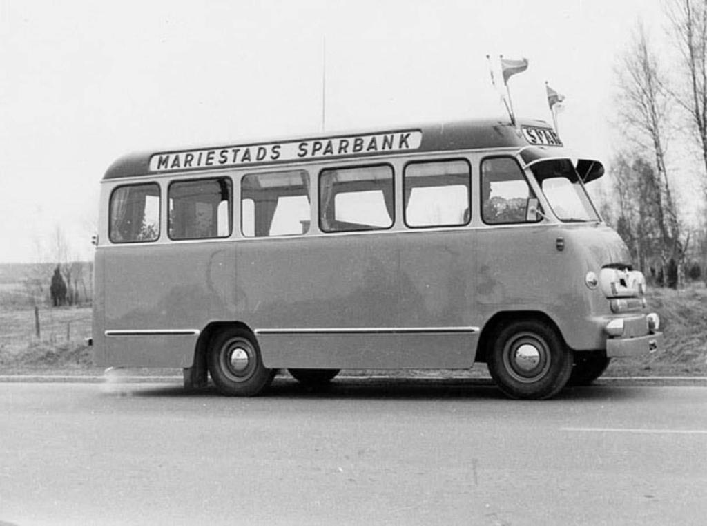 Sparbanksbussen Sparbanksbussen På våren 1955 flyttade sparbankens kontor från Fredbergs hus ut till en ambulerande sparbanksbuss.