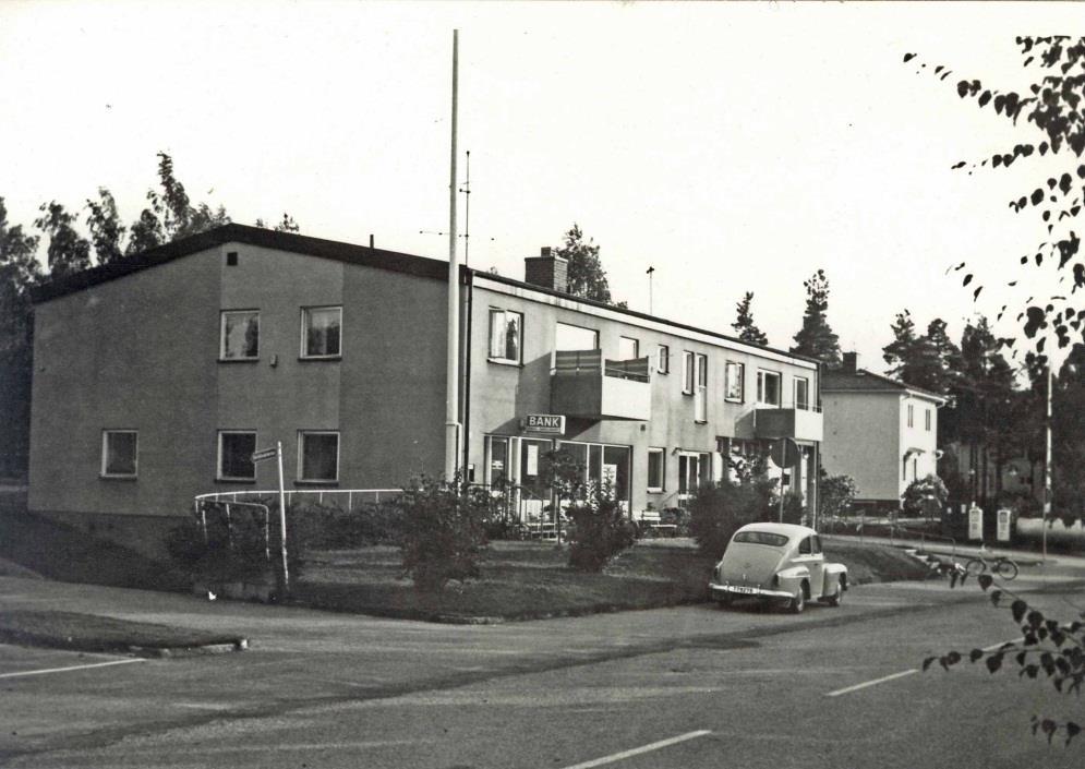 1963 var det dags för invigning och banktjänstemännen Georg Forsell och Per Friberg kunde ta emot de första kunderna i ljusa, fina lokaler.