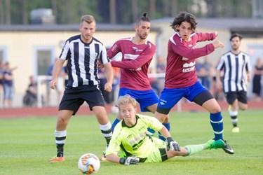 Nära 500 personer hade mött upp för att beskåda fredagens derby mellan Eksjö och HGIF på Ränneborg.
