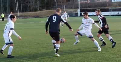 FÖRLUST I SÄSONGSPREMIÄR Det blev förlust för HGIF vid dagens säsongspremiär. Med två sena mål kunde Myresjö/Vetlandas U-lag avgöra matchen.