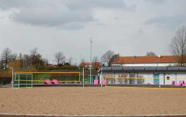 Den nya beachvolleybollplanen och utegymmet söder om Drottninghögsbadet. Trafik Planområdet nås från Rökullagatan som är en återvändsgata.