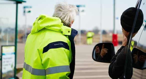 FOTO: RICKARD JOHNSSON/STUDIO-E TÖMNING AV AVFALL OFTARE ÄN EN GÅNG I VECKAN Gäller kärl (ej tvåfack och fyrfack), container och markbehållare.