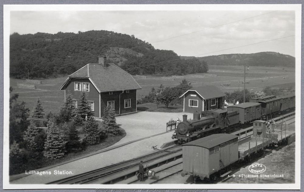 sidan 3 Lillhagens Station på 20-talet Lillhagens station anlades i samband med utbyggnaden av Bohusbanan och öppnades för trafik i juni 1907.