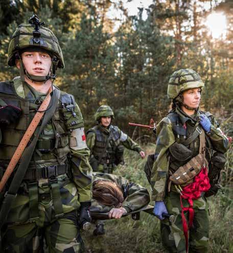 INTERNATIONELL HUMANITÄR RÄTT Sjukvårdsgrupp förflyttar skadad soldat på bår.