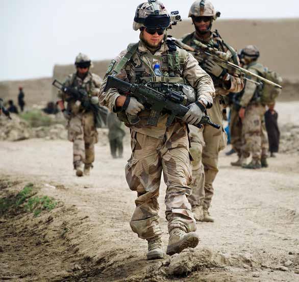 HUMANITÄR RÄTT OCH NÄRLIGGANDE REGLER VAD ÄR VAD? Svenska ISAF-soldater genomför en operation väster om Masar-e Sharif i Afghanistan.