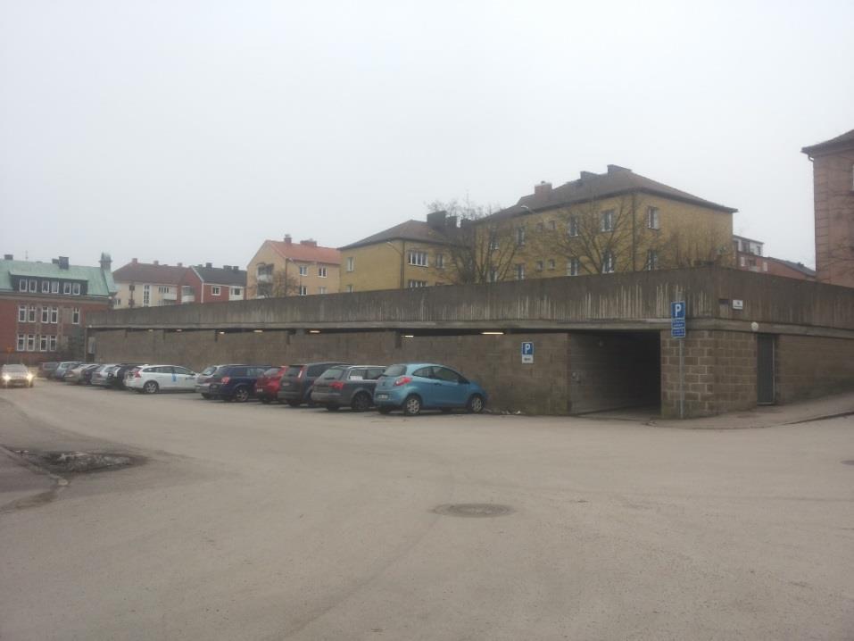 Byggnaden är uppbyggd med byggblock i betong med betonggolv/tak mellan våningarna. Runt våning 3, som är utan tak, löper ett räcke gjutet i betong. Golvet på våning 1 är asfalterat.