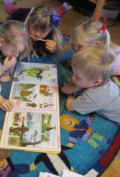 Vi läser dagligen och samtalar kring bokens innehåll i boksamtal som återkommande avslutas med skapande aktivitet.